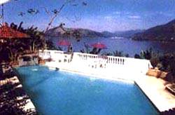 piscina.jpg (17385 bytes)