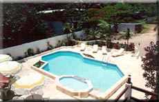 piscina.jpg (19387 bytes)