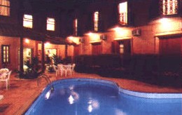 piscina.jpg (15544 bytes)